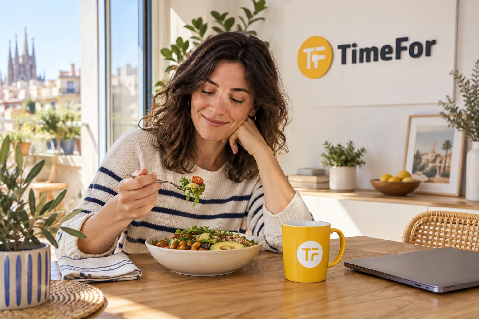 Pausa para comer durante una jornada de trabajo desde casa