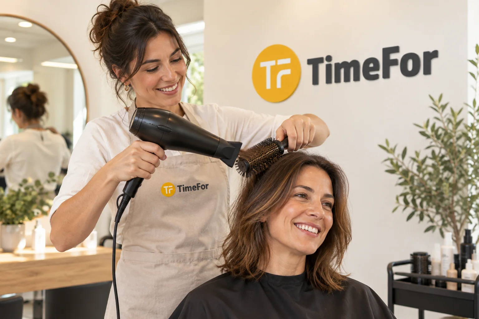 Profesional de peluquería atendiendo a una persona en el salón