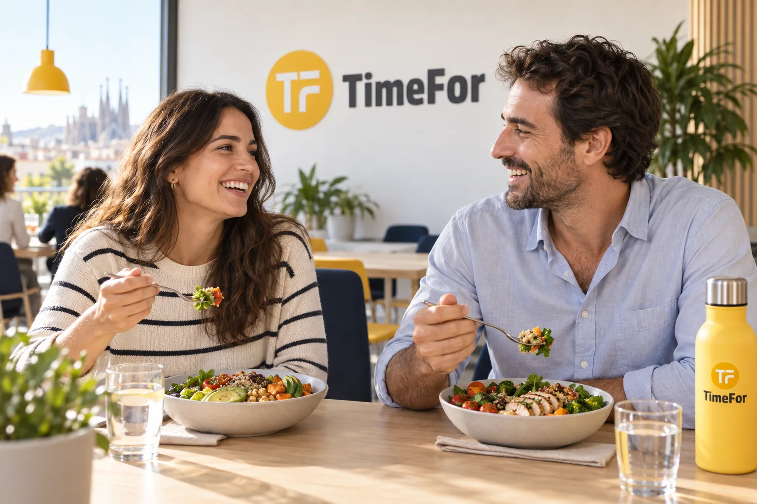 Compañeros disfrutando de una comida variada en la oficina